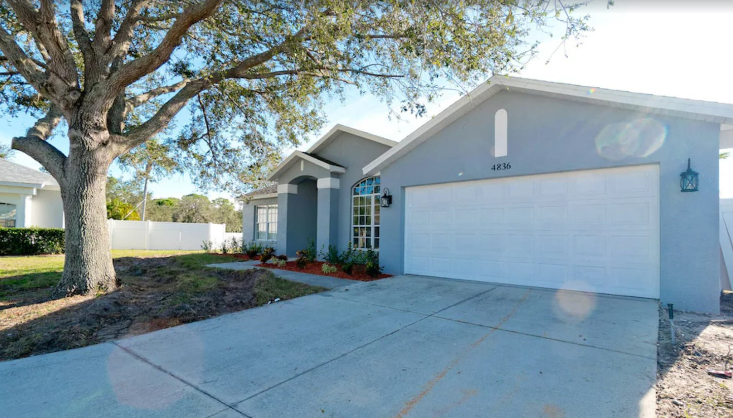 Pool House - 4836 Turtle Bay Terrace Bradenton, FL 34203 - Sleep 10, 5 Bedroom, 2 Bath